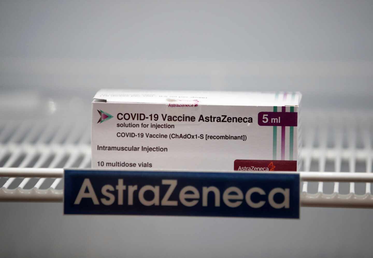 Una caja de la vacuna contra el Covid desarrollada por AstraZeneca.