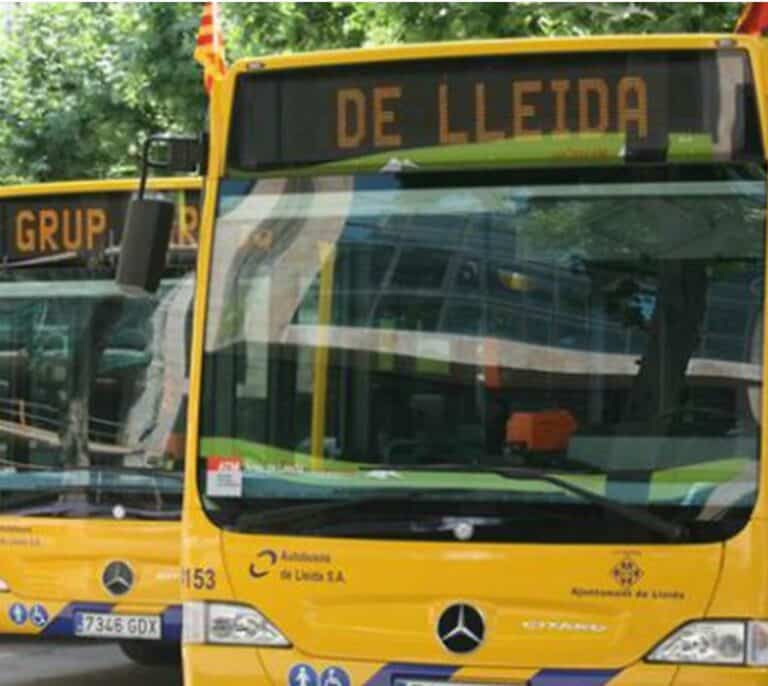 Una joven sin carné evita un accidente al ponerse al volante de un autobús tras el desmayo del conductor