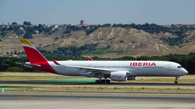 Avión de Iberia despegando, empresa que se une en la lucha contra el cambio climático y el uso de combustibles limpios