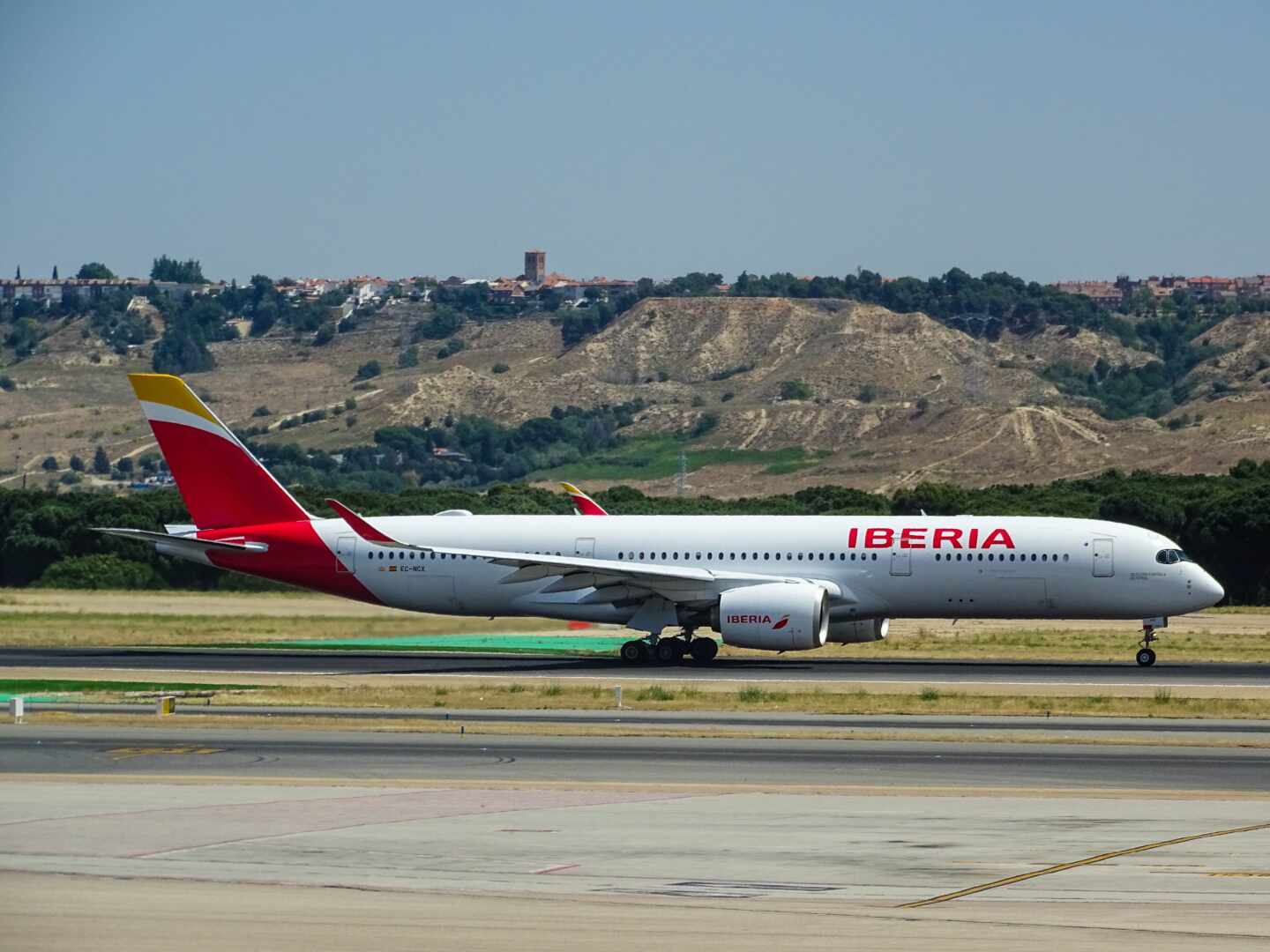 Avión de Iberia despegando, empresa que se une en la lucha contra el cambio climático y el uso de combustibles limpios