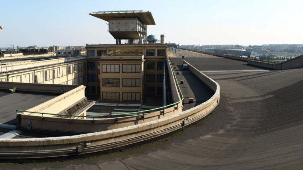 Pista panorámica sobre la azotea de uno de los edificios de la factoría de Fiat en Lingotto, en Turín (Italia).
