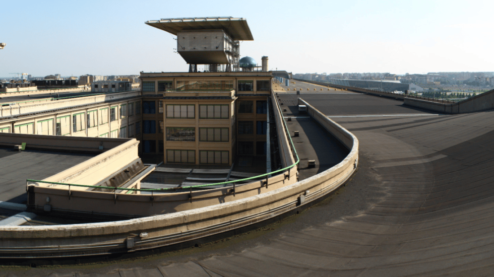 La fábrica de Lingotto: cuando Fiat probaba sus coches en el circuito de la azotea Pista panorámica sobre la azotea de uno de los edificios de la factoría de Fiat en Lingotto, en Turín (Italia).