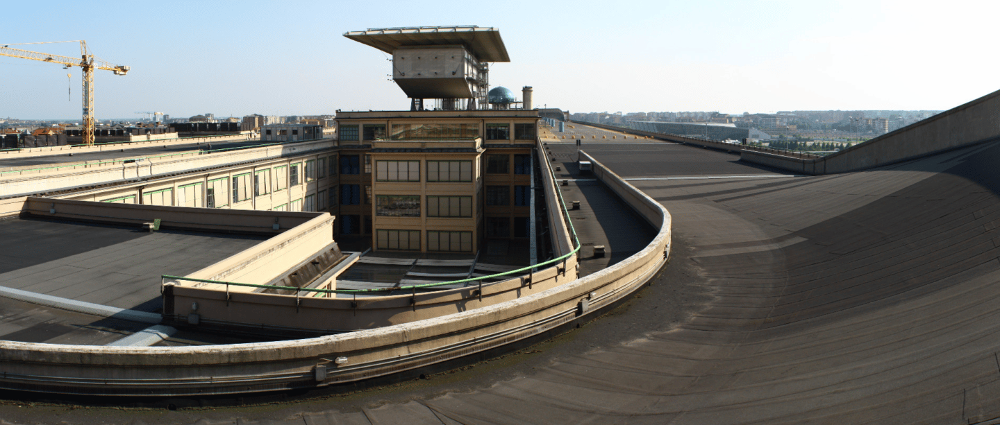 Pista panorámica sobre la azotea de uno de los edificios de la factoría de Fiat en Lingotto, en Turín (Italia).