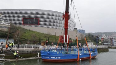 El Athletic prueba la flotabilidad de su 'Gabarra' y el Gobierno ve riesgo en sacarla