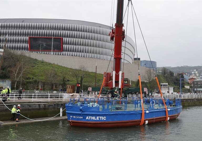 El Athletic prueba la flotabilidad de su 'Gabarra' y el Gobierno ve riesgo en sacarla