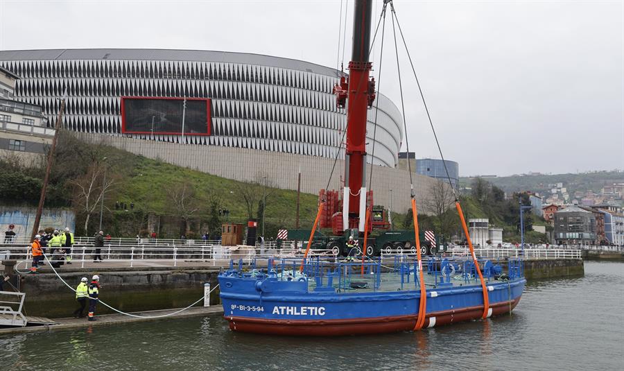 El Athletic prueba la flotabilidad de su 'Gabarra' y el Gobierno ve riesgo en sacarla