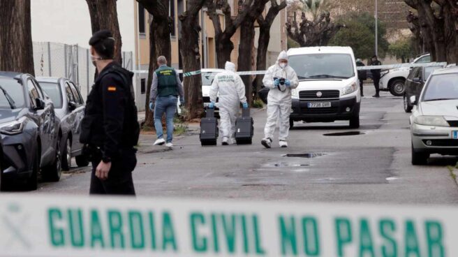 Agentes de la Guardia Civil trabajan en el lugar donde una mujer ha resultado herida de gravedad este lunes en la localidad valenciana de Massamagrell