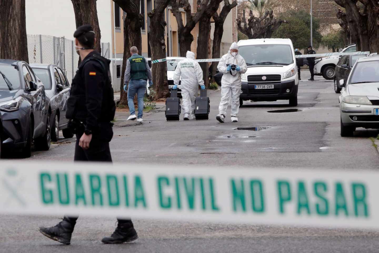 Agentes de la Guardia Civil trabajan en el lugar donde una mujer ha resultado herida de gravedad este lunes en la localidad valenciana de Massamagrell