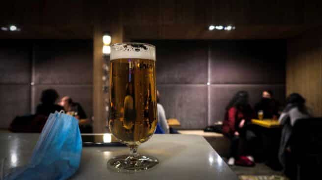 Sanidad recomienda cerrar espacios interiores en niveles altos de transmisión Vista de una caña en la mesa de un bar. EFE/Javier Etxezarreta/Archivo