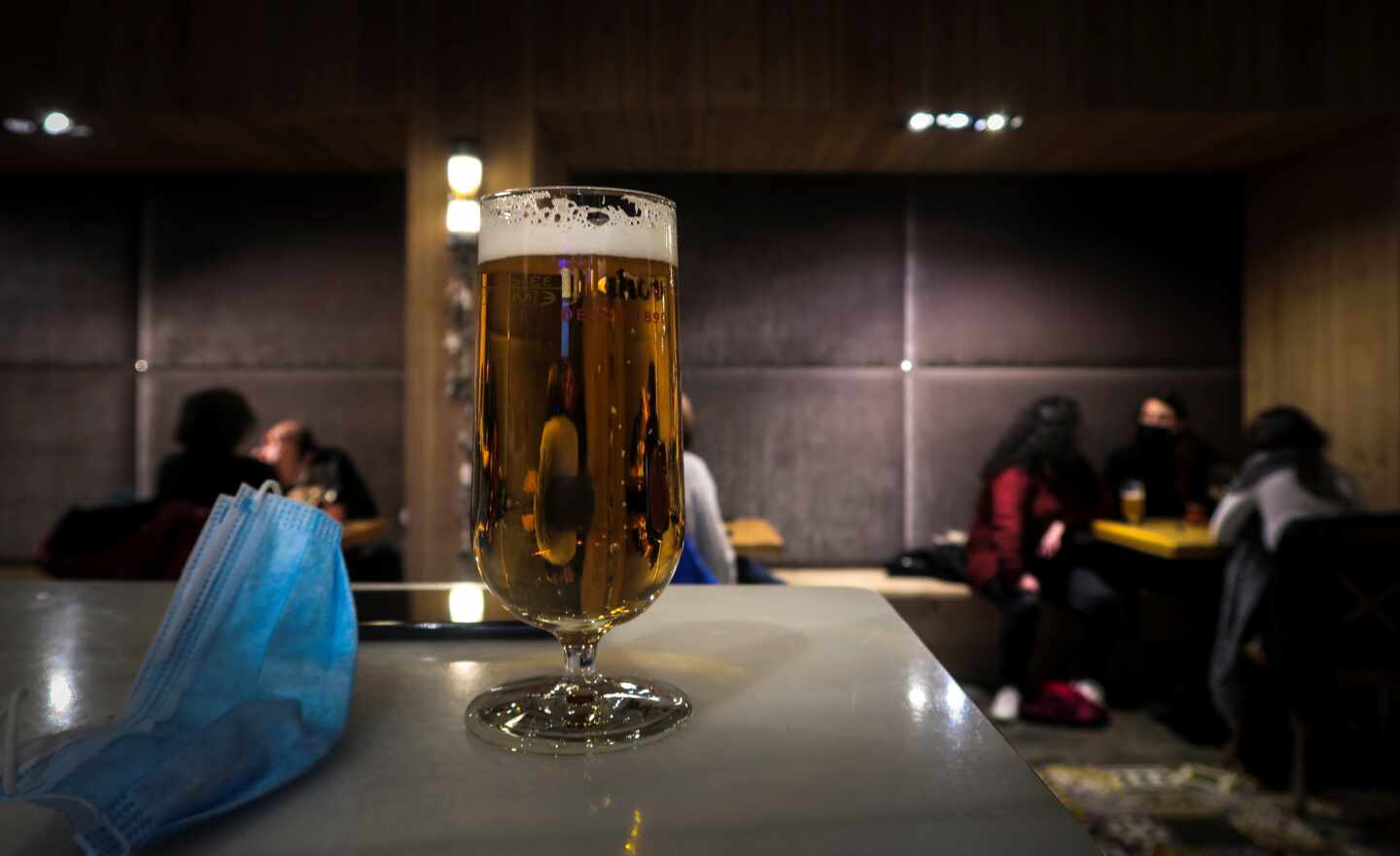 Vista de una caña en la mesa de un bar. EFE/Javier Etxezarreta/Archivo