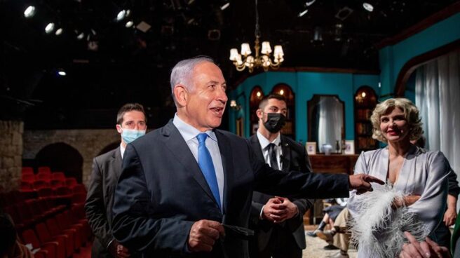 El primer ministro israelí, Benjamin Netanyahu, durante una visita a un teatro.