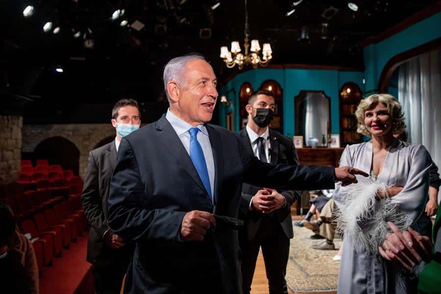 El primer ministro israelí, Benjamin Netanyahu, durante una visita a un teatro.