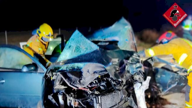 Bomberos trabajan en el accidente de tráfico ocurrido en Agost.