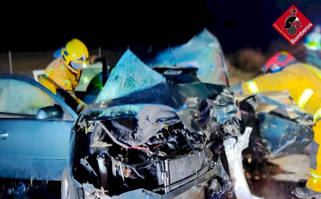 Bomberos trabajan en el accidente de tráfico ocurrido en Agost.