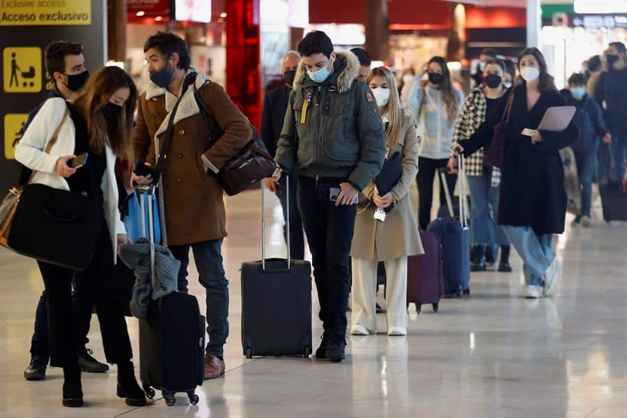 Varios viajeros hacen cola ante un mostrador de facturación en el aeropuerto Adolfo Suárez Madrid-Barajas