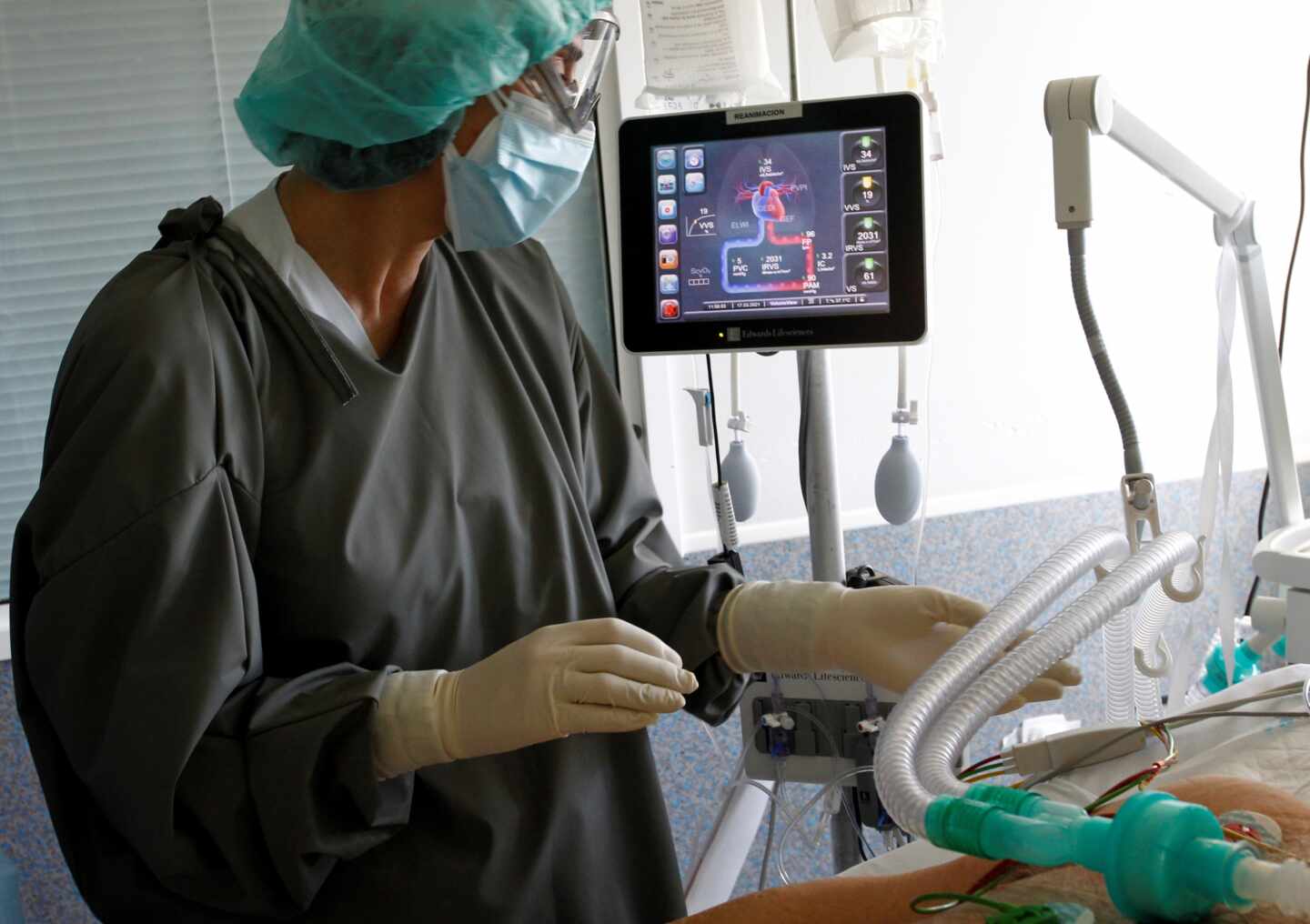 Una sanitaria atiende a un paciente con COVID-19 en el Complejo Hospitalario Universario de Ferrol
