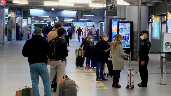 Controles policiales en la estación de Atocha, en Madrid