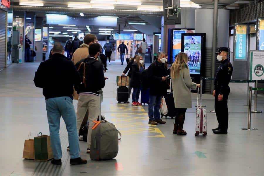 Controles policiales en la estación de Atocha, en Madrid