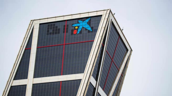 Las torres Kio lucen ya el logo de CaixaBank Sede de CaixaBank en las torres Kio de Madrid, con el nuevo logo.