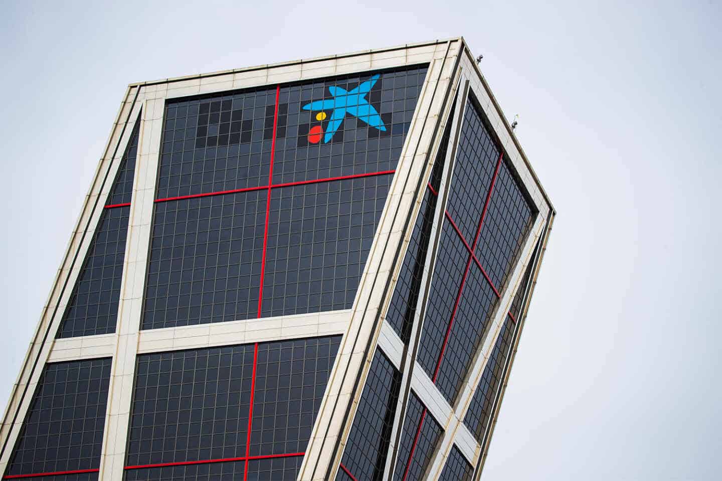 Sede de CaixaBank en las torres Kio de Madrid, con el nuevo logo.