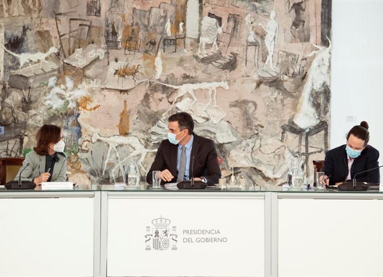Podemos: saboteador en el Gobierno, Chikilicuatre en Europa