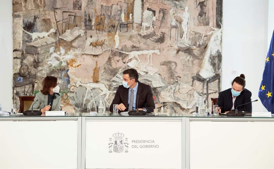Carmen Calvo, Pedro Sánchez y Pablo Iglesias, en el consejo de ministros.