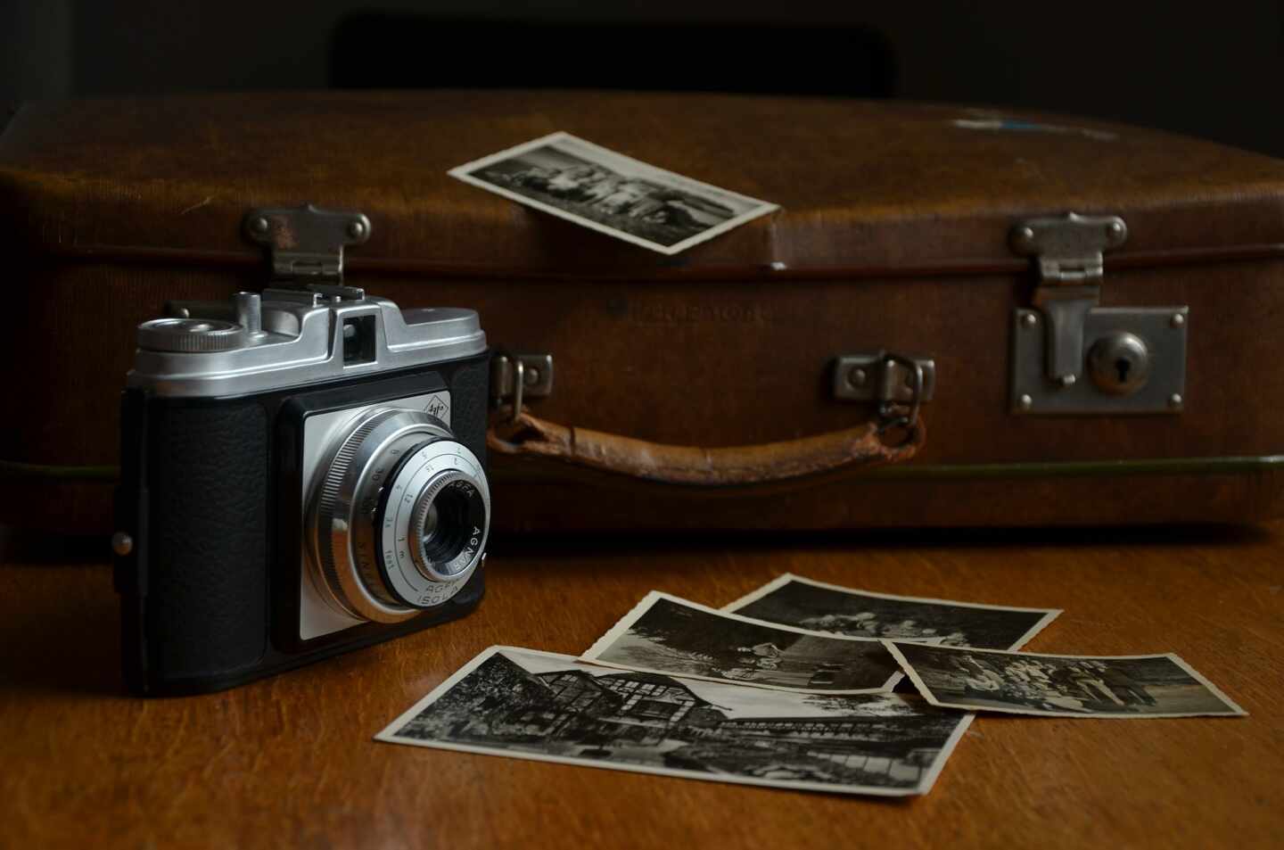 Cámara fotográfica y maletas antiguas