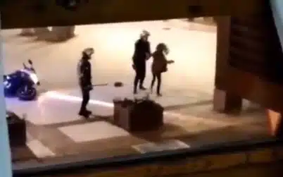Expedientan a dos policías que fueron grabados golpeando a una mujer en Benidorm