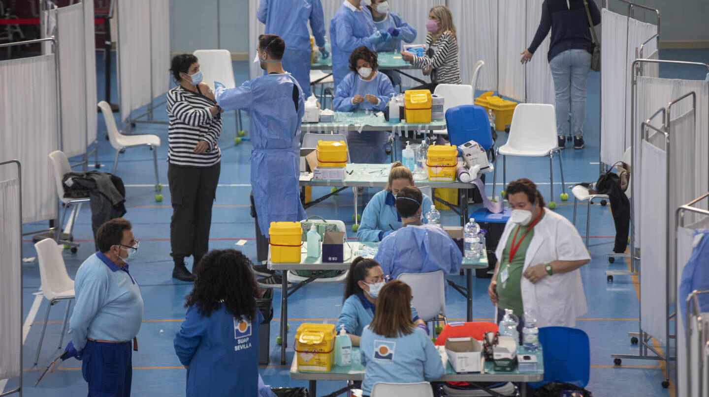 Sevillanos, vacunándose el pasado jueves en un pabellón de deportes.