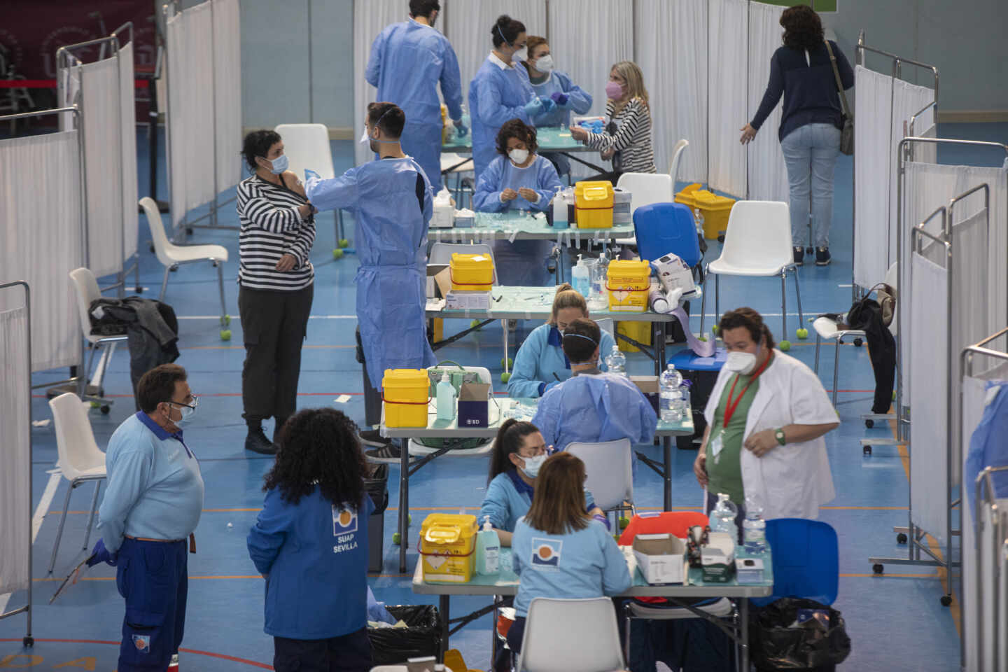 Sevillanos, vacunándose el pasado jueves en un pabellón de deportes.