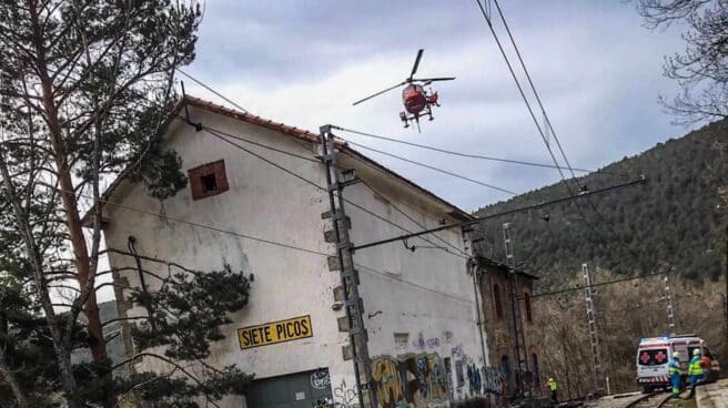 Un joven de 16 años cae desde 5 metros de altura tras electrocutarse con la catenaria de un tren en Cercedilla