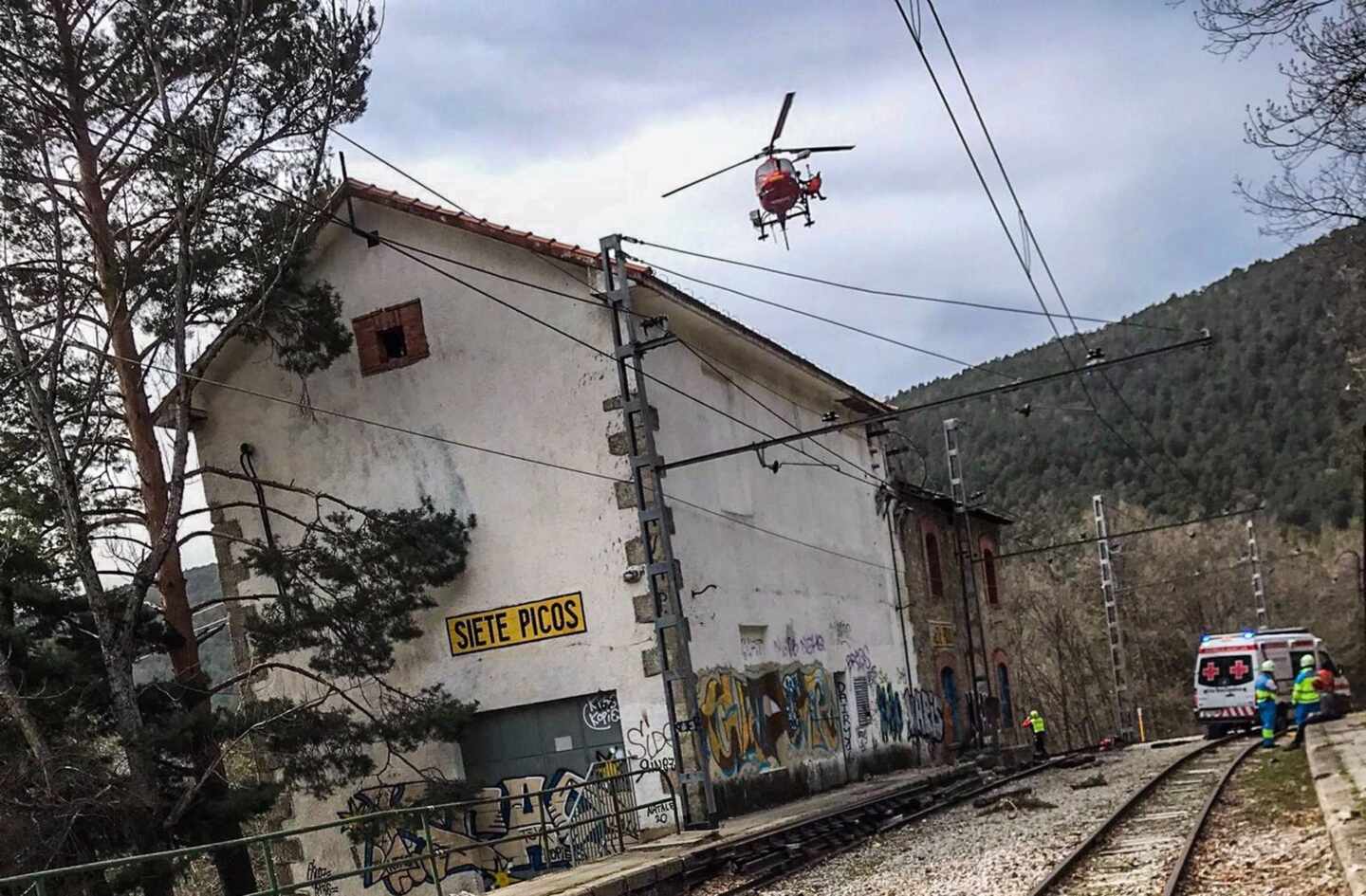 Un joven de 16 años cae desde 5 metros de altura tras electrocutarse con la catenaria de un tren en Cercedilla