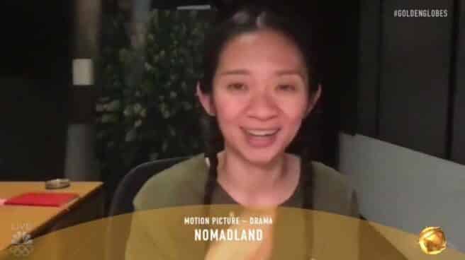 Una Chloé Zhao virtual recibe el premio a Mejor Película por 'Nomadland'.. Chloé Zhao, directora de Nomadland, hace historia en los Globos de Oro tras ganar el premio a Mejor Dirección y Producción.