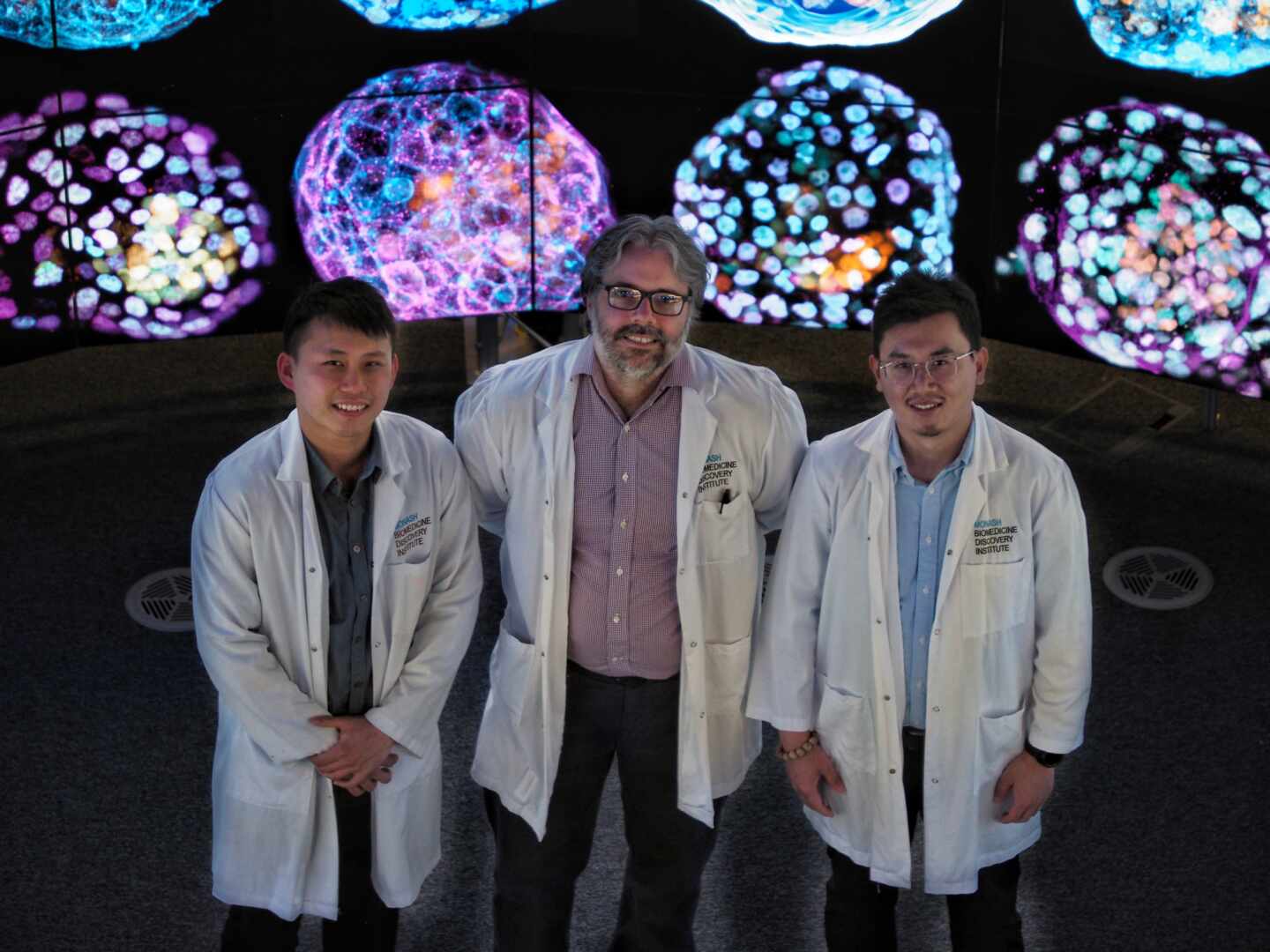 Los científicos que han conseguido crear el primer modelo de embrión humano a partir de células de la piel.