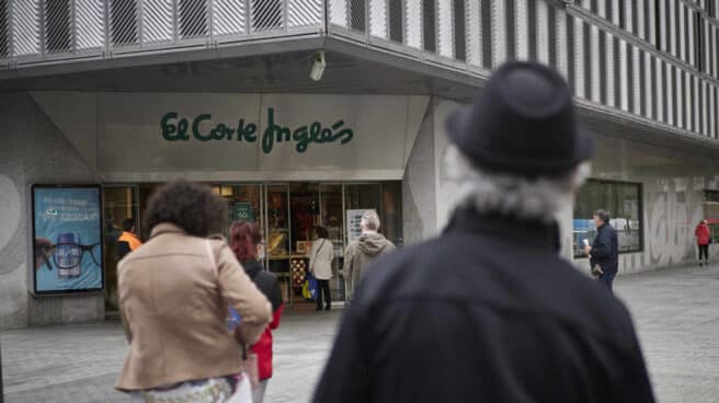 Clientes hacen cola a las puertas de El Corte Inglés en Pamplona.