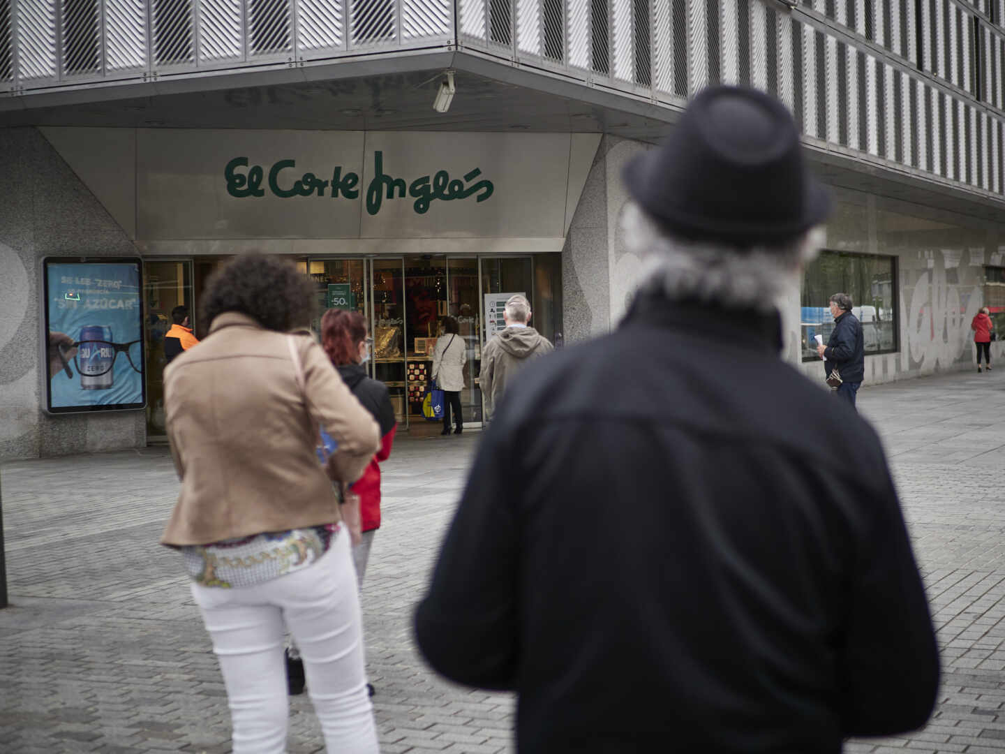 Clientes hacen cola a las puertas de El Corte Inglés en Pamplona.