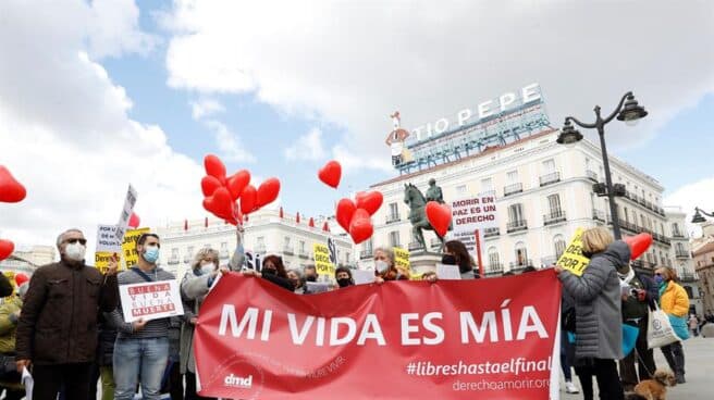 Concentración a favor de la eutanasia en Madrid.