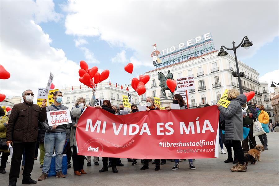 Concentración a favor de la eutanasia en Madrid.