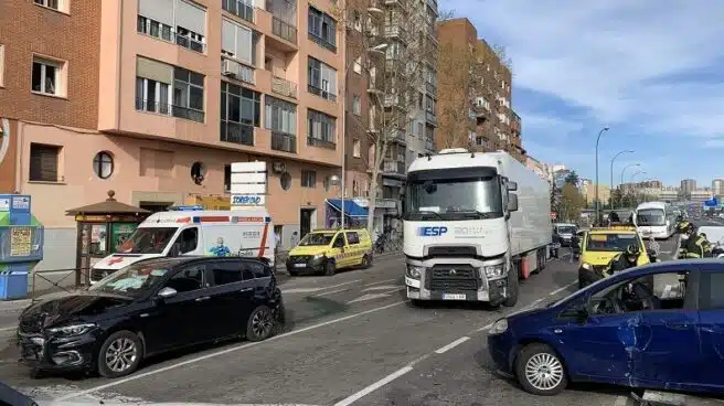 Diez heridos al arrollar un camión a varios vehículos en Conde de Casal (Madrid)