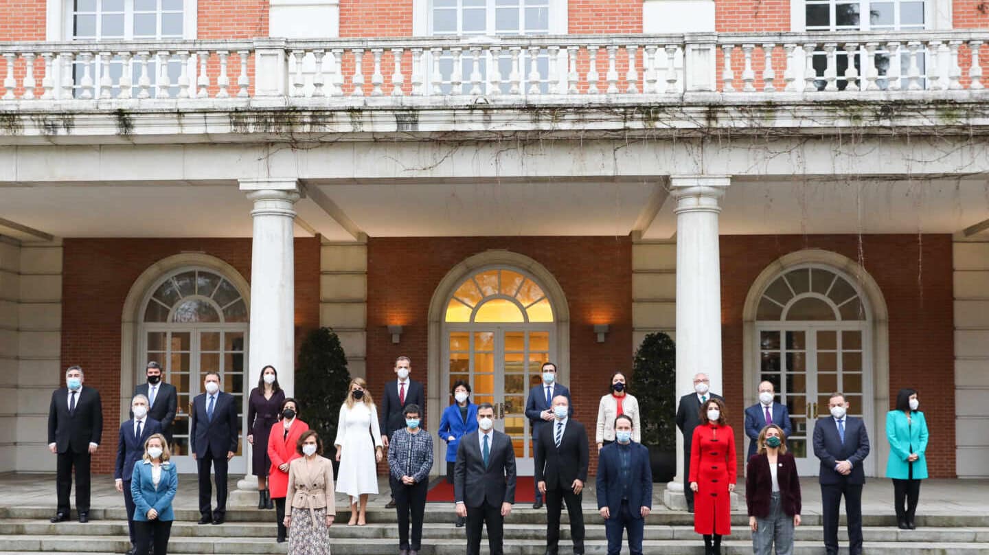 Foto de familia del Gobierno de coalición del PSOE y Unidas Podemos tras la salida de Illa y la llegada de Iceta.