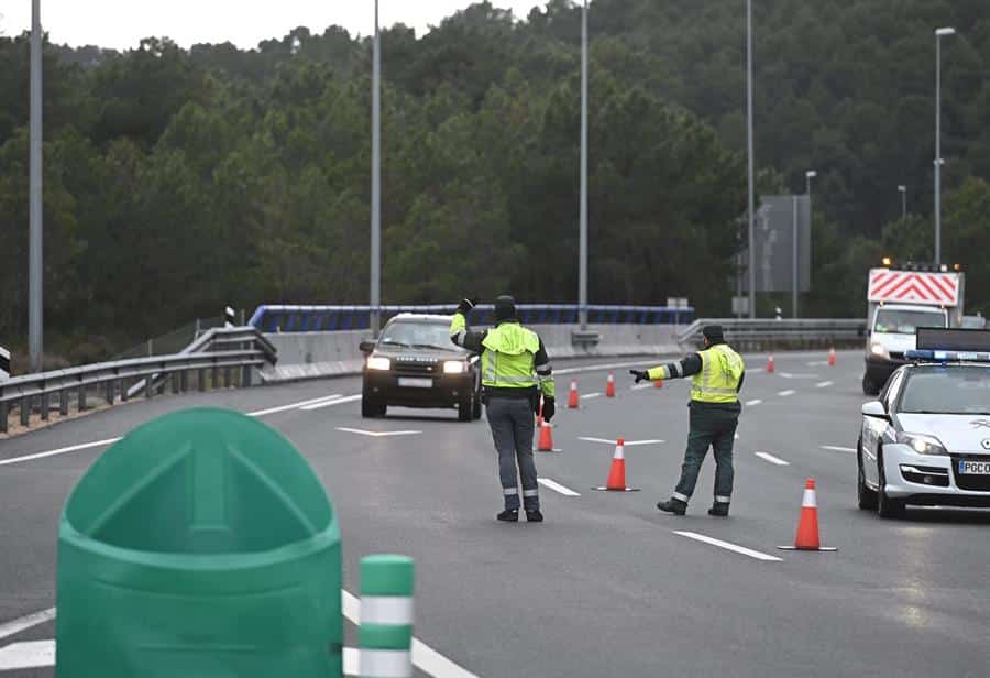 Agentes de la Guardia Civil dan el alto a un vehículo en un control en la AP-6 sobre el cierre perimetral.