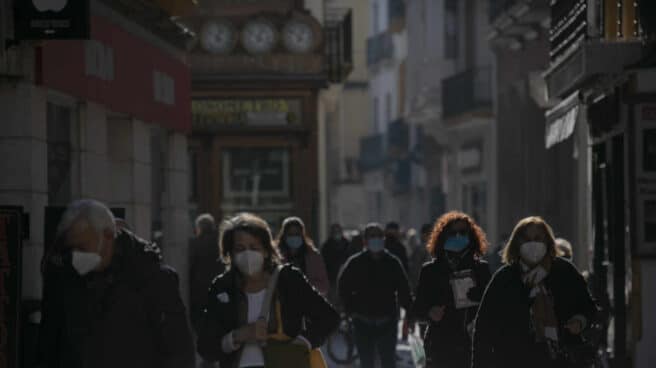 Personas caminando por una calle céntrica de Sevilla.
