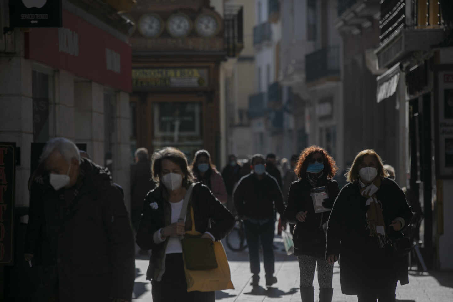 Personas caminando por una calle céntrica de Sevilla.