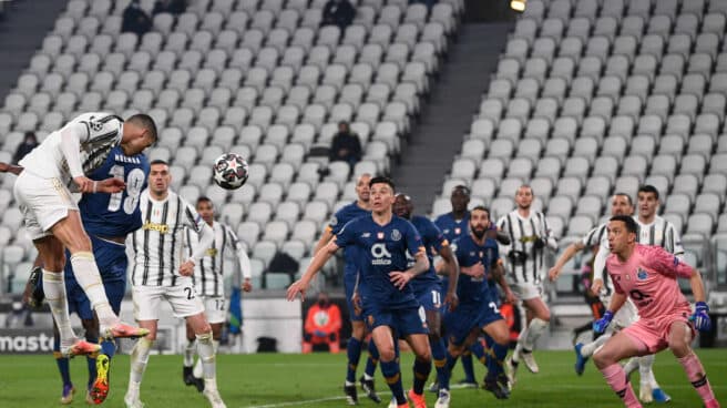 Cristiano Ronaldo remata un gol en el partido de Champions contra el Porto