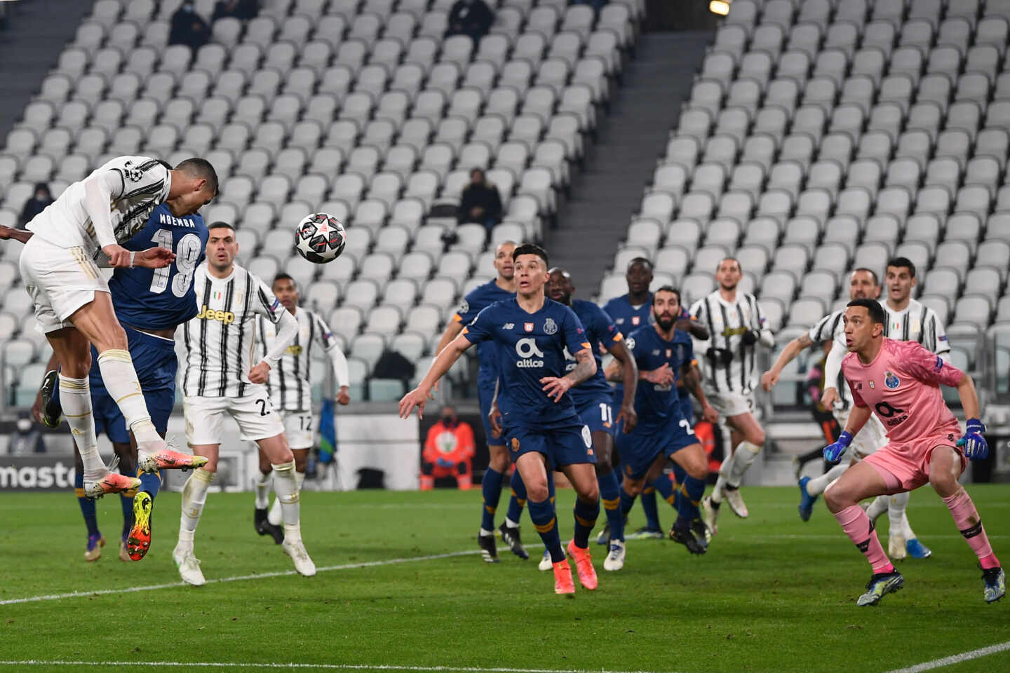 Cristiano Ronaldo remata un gol en el partido de Champions contra el Porto