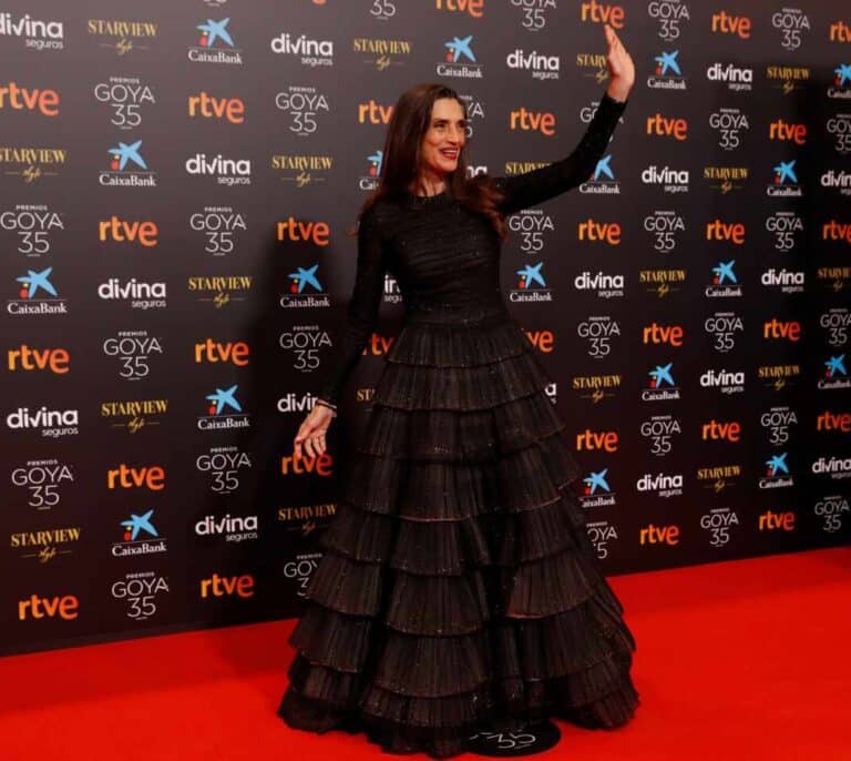Amigos y familia, cerveza, jamón y un rap: los nominados de los Goya desfilan por la 'alfombra roja' virtual