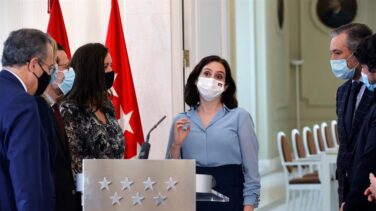 Ayuso descarta fichajes para el 4M pero advierte que cargos de Cs "ya han llamado a la puerta"