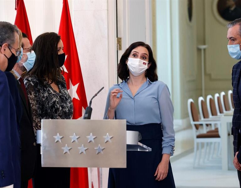 Ayuso descarta fichajes para el 4M pero advierte que cargos de Cs "ya han llamado a la puerta"