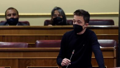 Errejón critica la mascarilla obligatoria al aire libre días después de votar a favor en el Senado y en el Congreso