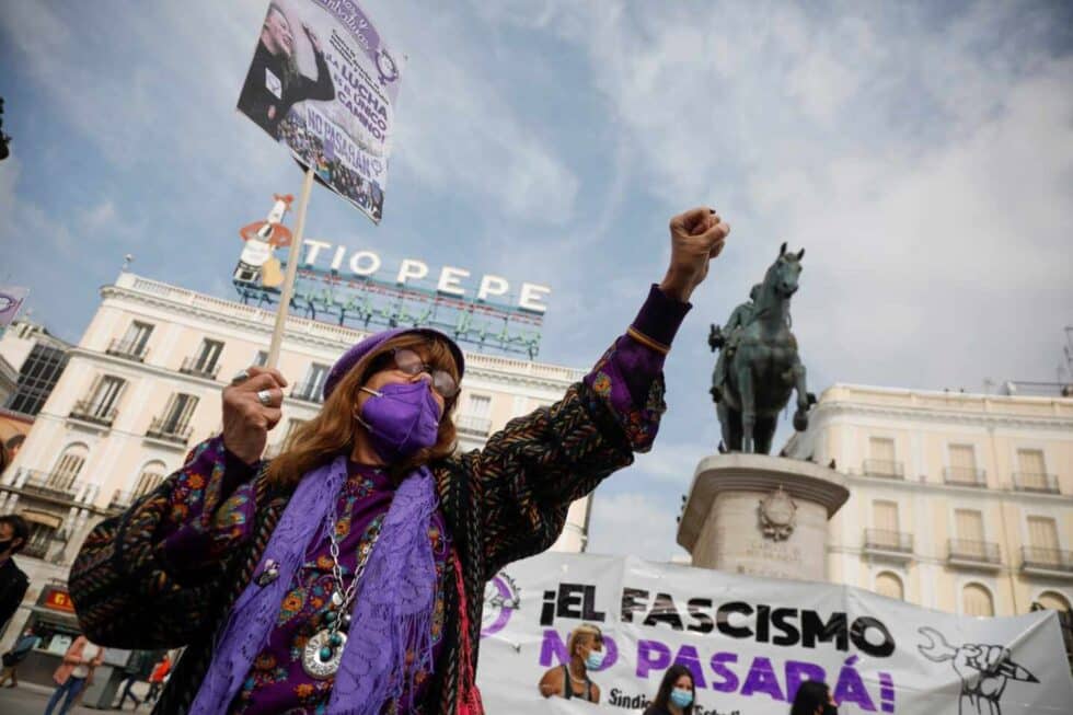 Concentración convocada por el Sindicato de Estudiantes y la asociación Libres y Combativas, por el Día de la Mujer hoy lunes en la Puerta del Sol de Madrid.